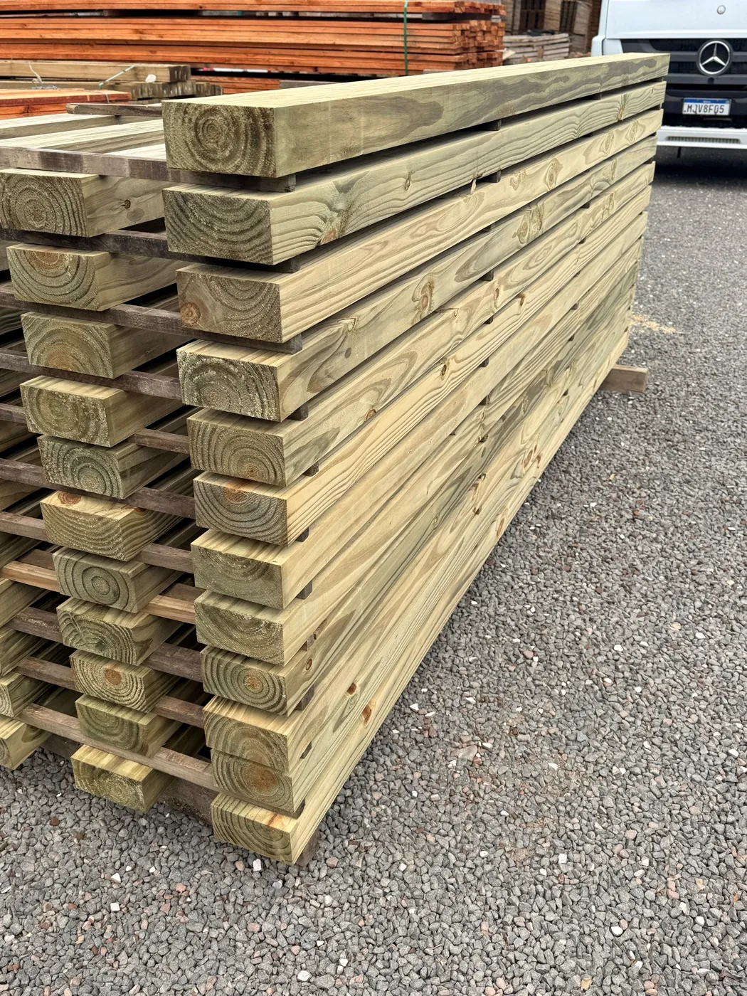 Caibro de pinus tratado