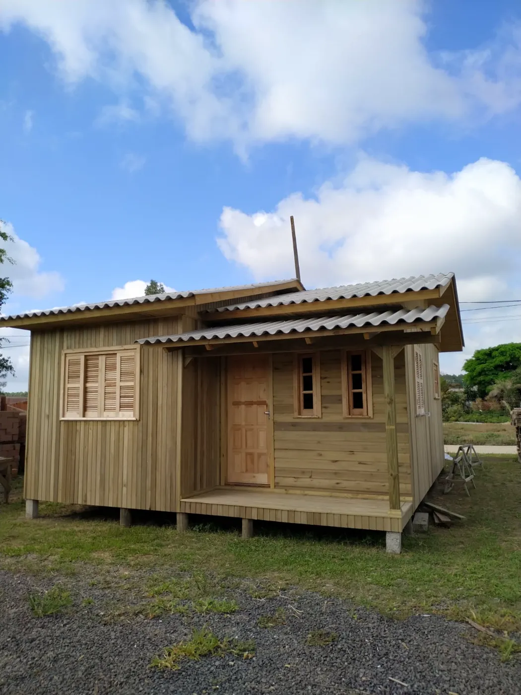Casa de madeira com assoalho