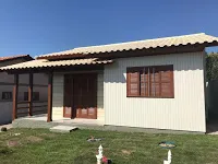 Casa de madeira com piso de alvenaria