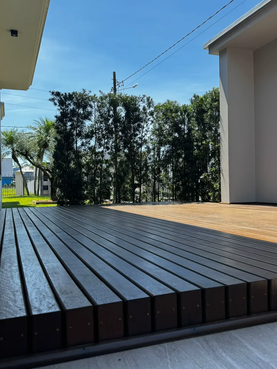 Deck de madeira tingido