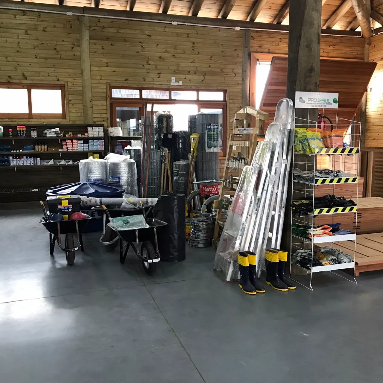 Ferramentas e equipamentos na loja