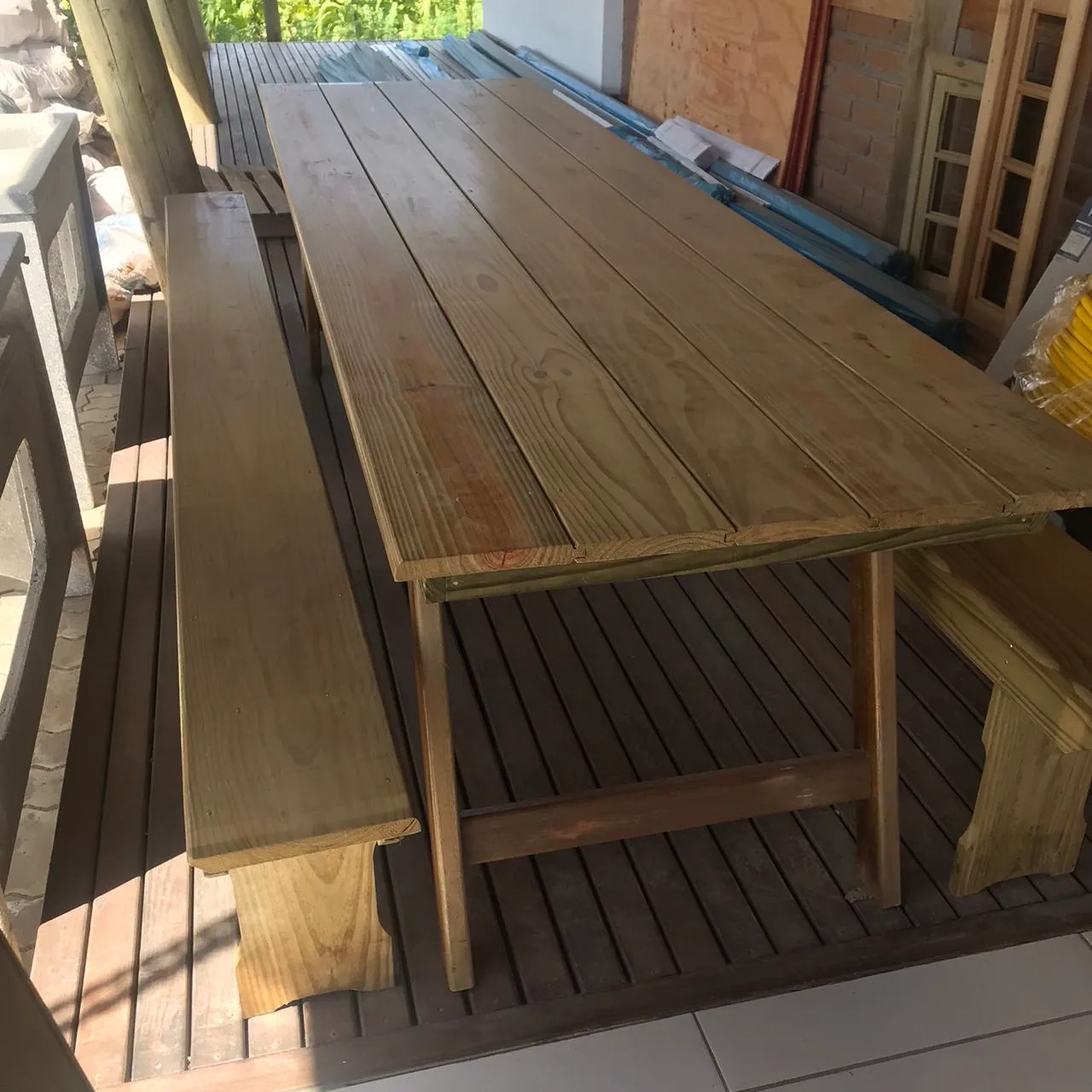 Mesa de churrasco em pinus tratado