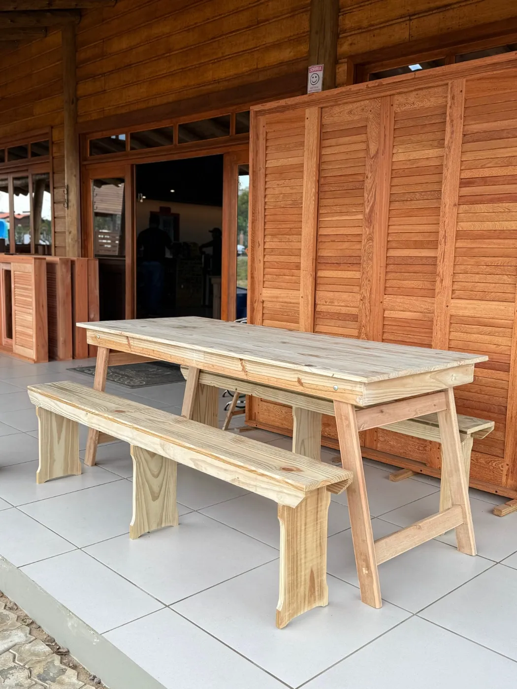 Mesa de churrasco com bancos