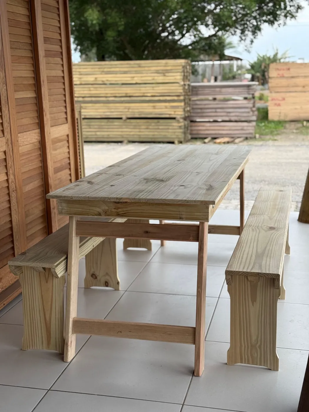 Mesa de churrasco em madeira