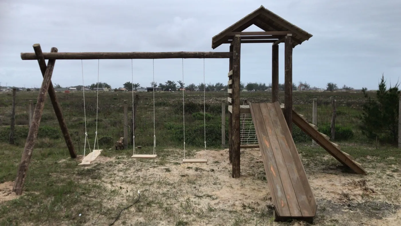 Parque infantil em eucalipto tratado