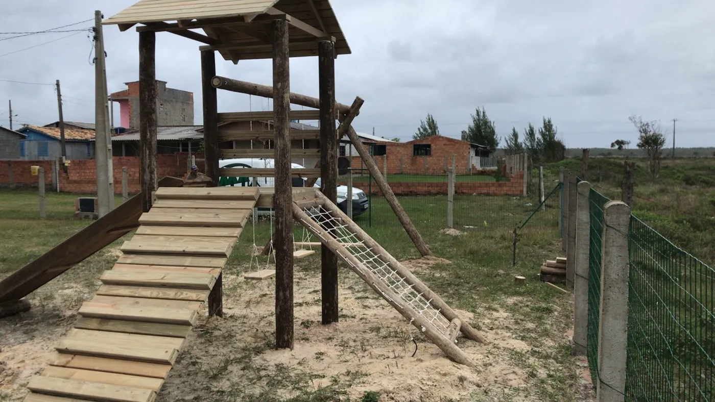 Parque infantil em eucalipto tratado