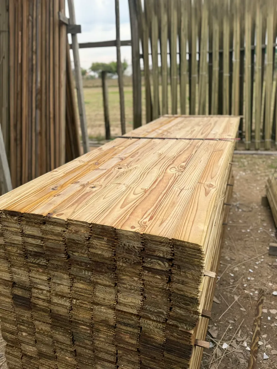 Pátio e material da Madeireira do Alemão